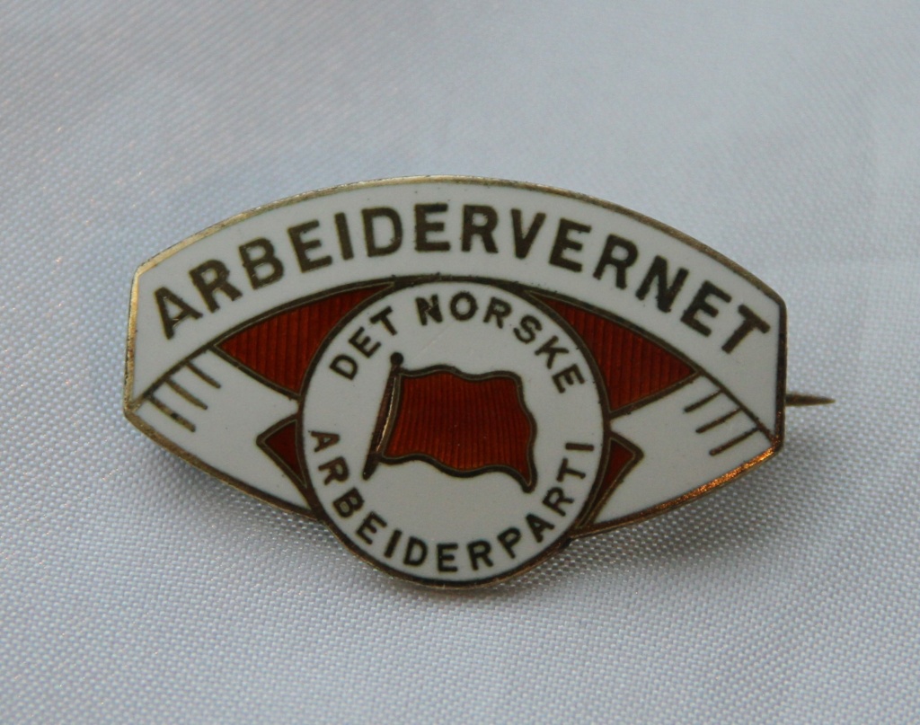 Arbeidervernet nål fra Arbeiderpartiet Arbeidervernet ble dannet i 1930 og nedlagt i 1936.rbeidervernet