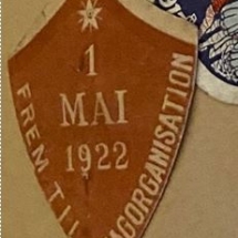 Arbeiderpartiets 1. mai-merke fra 1922 (OBS! er ikke i samlingen) men ligger i en privat samling)