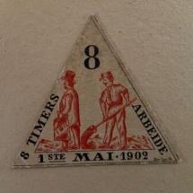 Arbeiderpartiets 1. mai-merke fra 1902 (OBS! er ikke i samlingen) men ligger i en privat samling)