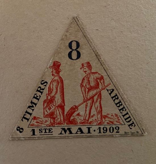 Arbeiderpartiets 1. mai-merke fra 1902 (OBS! er ikke i samlingen) men ligger i en privat samling)