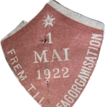 rbeiderpartiets 1. mai-merke fra 1922 (OBS! er ikke i samlingen) men ligger i en privat samling)