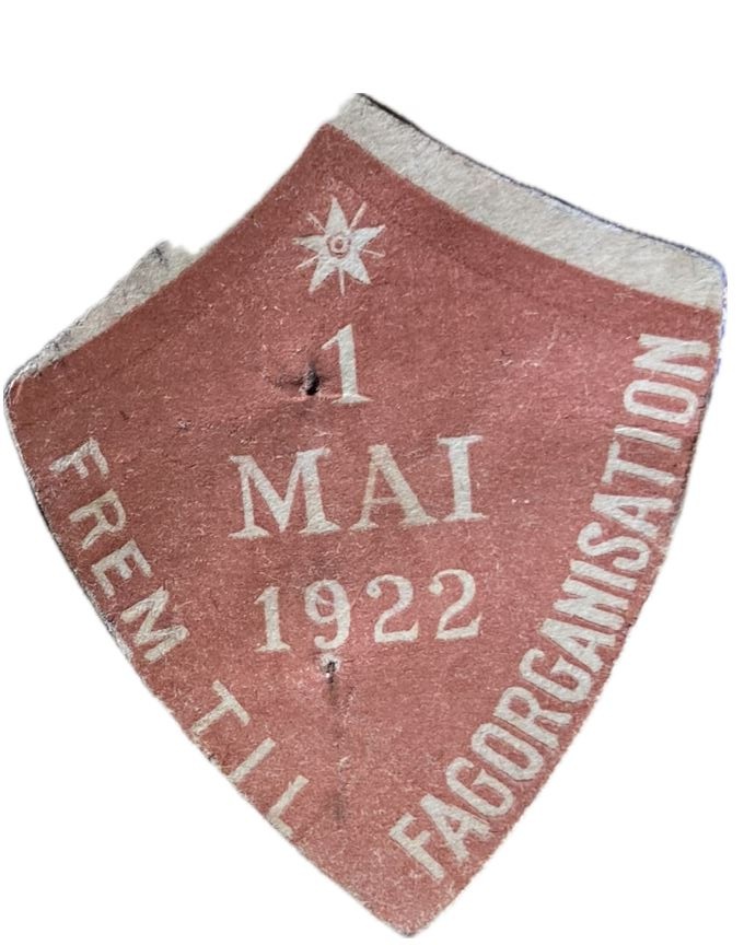 rbeiderpartiets 1. mai-merke fra 1922 (OBS! er ikke i samlingen) men ligger i en privat samling)