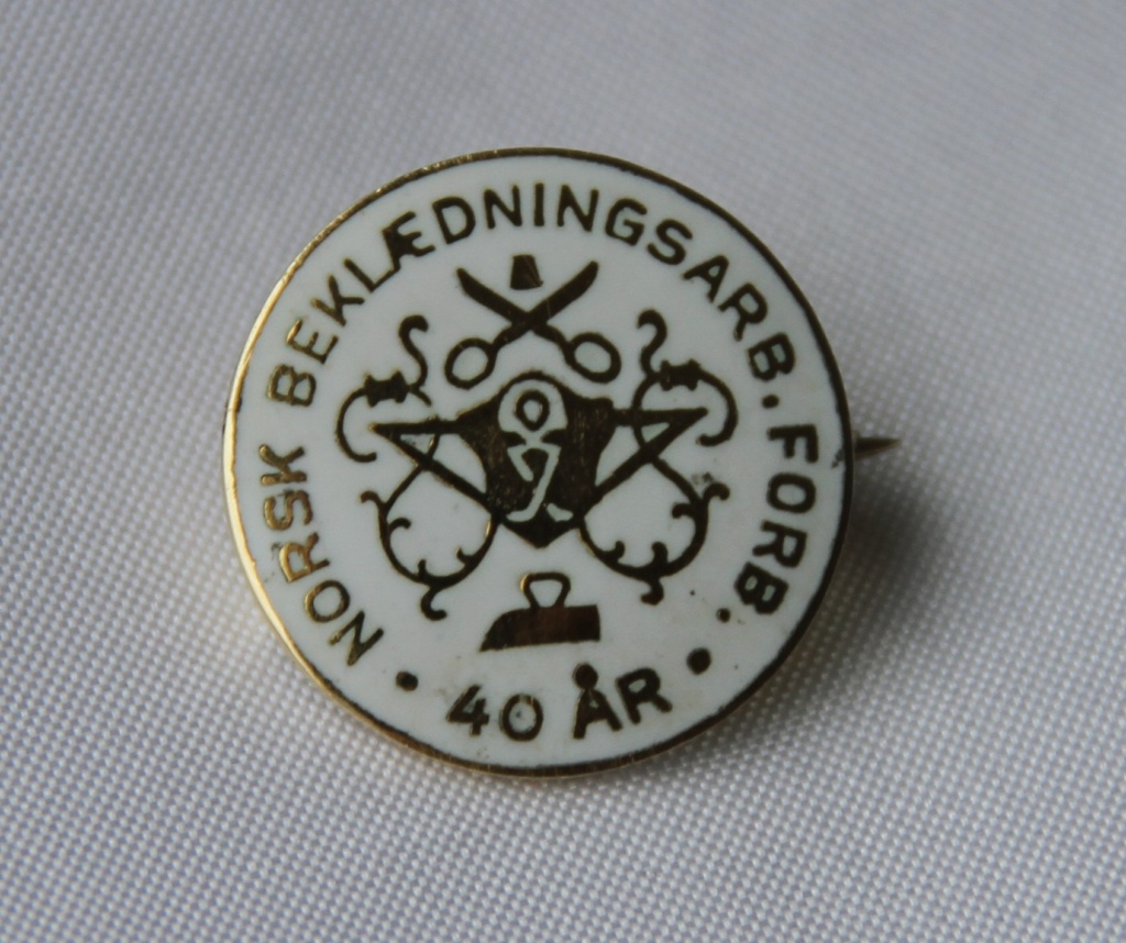 Norsk Bekledningsarbeider forbund 40 års merke (etb 1892 og var med å dannet Bekledningsarbeiderforbundet i 1969)